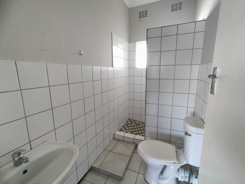 Spacious bachelor flat in Mount Nelson, Southernwood - Photo 6