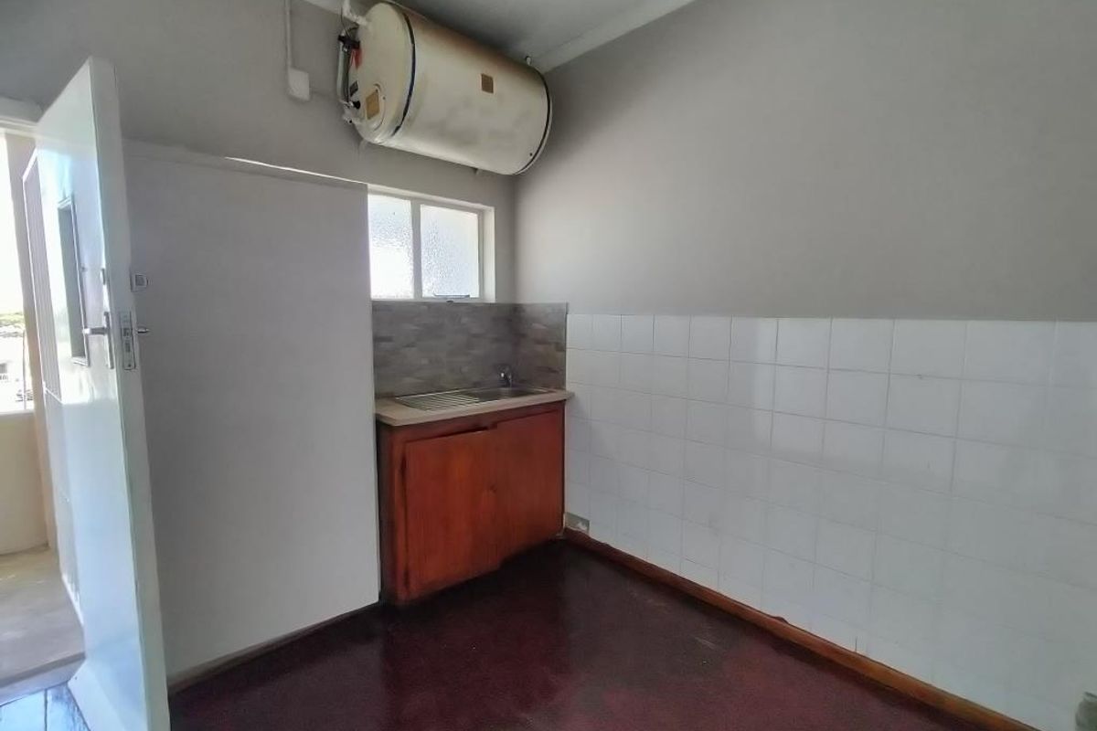 Spacious bachelor flat in Mount Nelson, Southernwood - Photo 2