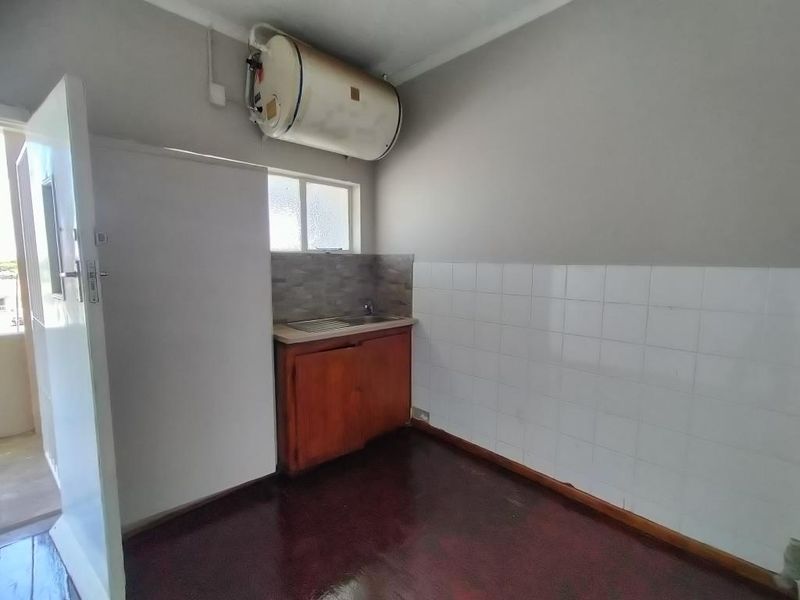 Spacious bachelor flat in Mount Nelson, Southernwood - Photo 2