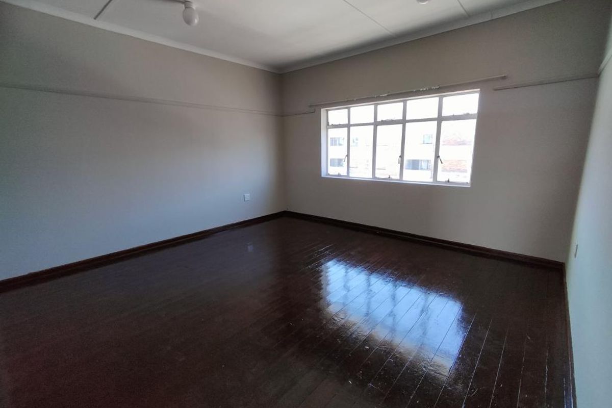 Spacious bachelor flat in Mount Nelson, Southernwood - Photo 4