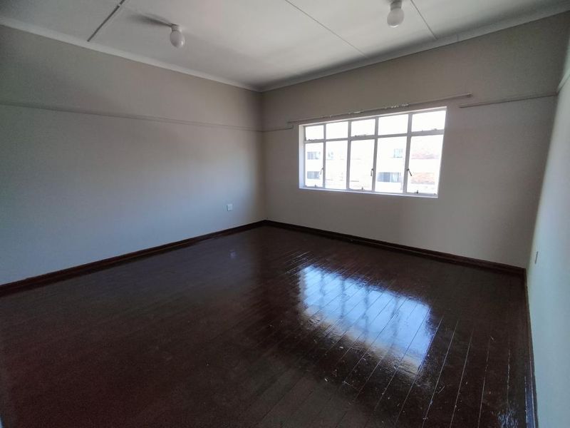 Spacious bachelor flat in Mount Nelson, Southernwood - Photo 4