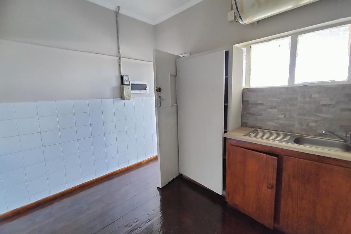 Spacious bachelor flat in Mount Nelson, Southernwood - Photo 3