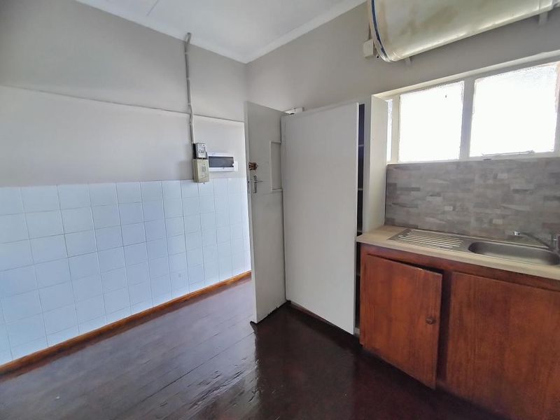 Spacious bachelor flat in Mount Nelson, Southernwood - Photo 3
