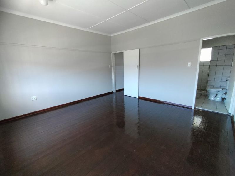 Spacious bachelor flat in Mount Nelson, Southernwood - Photo 5