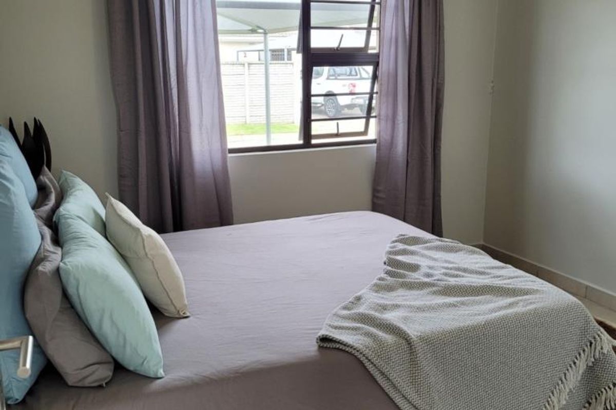 Neat three-bedroom townhouse in Roxy Lane, Gonubie - Photo 5