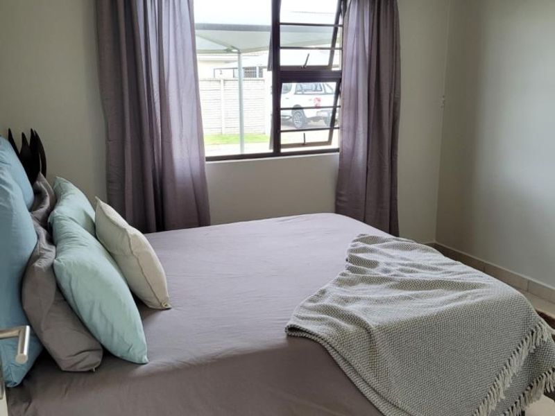 Neat three-bedroom townhouse in Roxy Lane, Gonubie - Photo 5