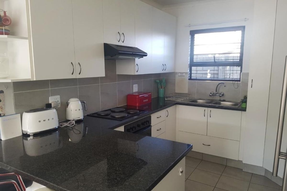 Neat three-bedroom townhouse in Roxy Lane, Gonubie - Photo 4