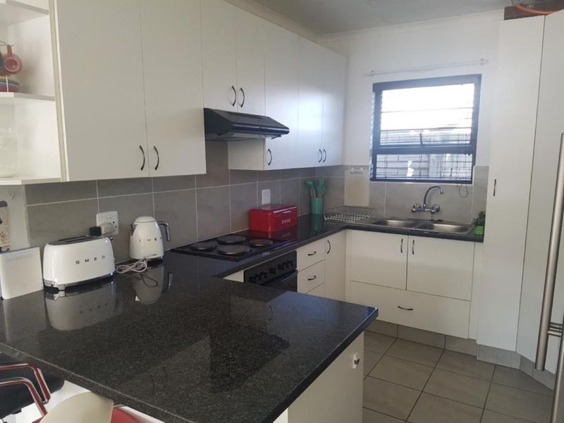 Neat three-bedroom townhouse in Roxy Lane, Gonubie - Photo 4