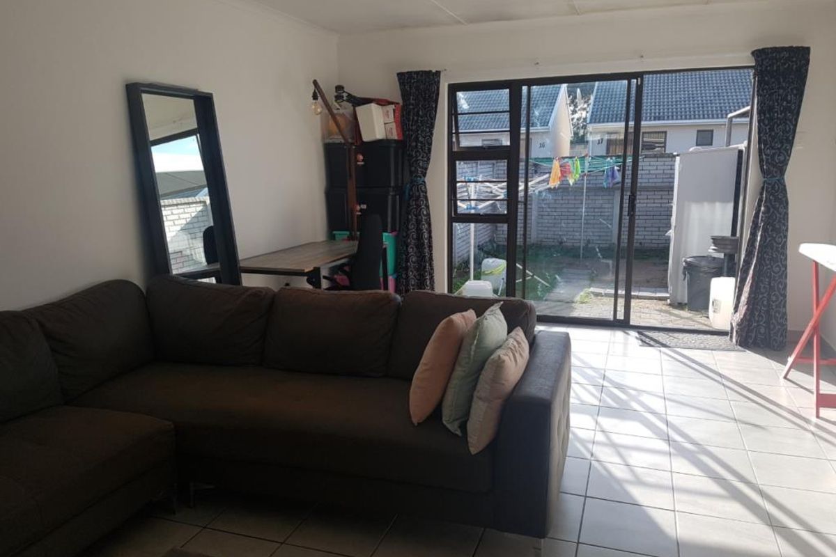 Neat three-bedroom townhouse in Roxy Lane, Gonubie - Photo 3