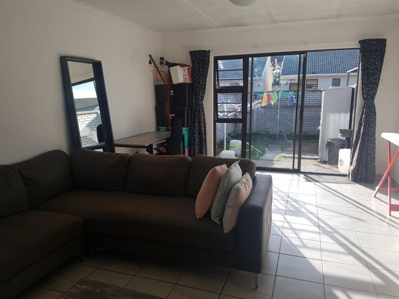 Neat three-bedroom townhouse in Roxy Lane, Gonubie - Photo 3