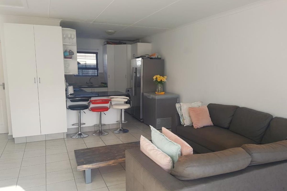 Neat three-bedroom townhouse in Roxy Lane, Gonubie - Photo 2