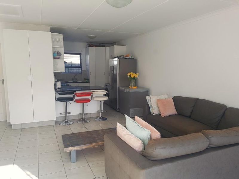 Neat three-bedroom townhouse in Roxy Lane, Gonubie - Photo 2