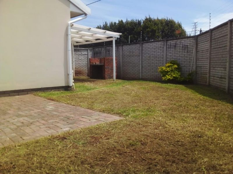 Neat three-bedroom townhouse in Roxy Lane, Gonubie - Photo 10