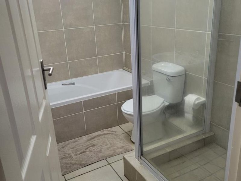 Neat three-bedroom townhouse in Roxy Lane, Gonubie - Photo 9