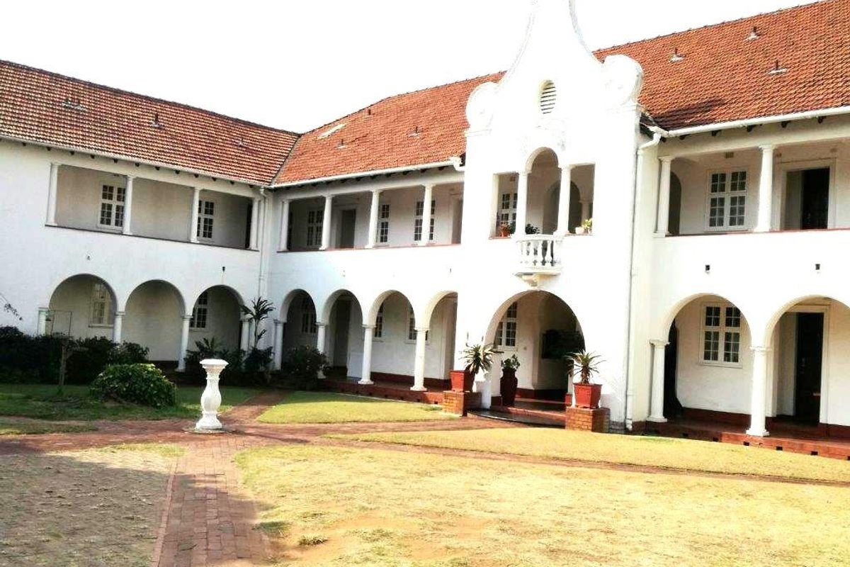 OLD WORLDE CHARM SET IN A PEACEFUL ATMOSPHERE - Photo 2