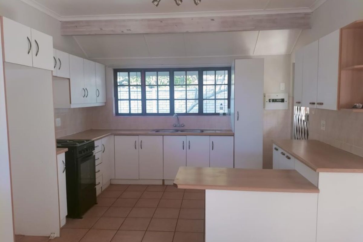 Wonderful two-bedroom house in Forward Lane, Bonza Bay - Photo 4