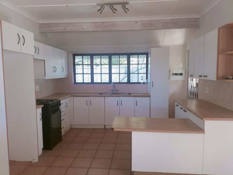 Wonderful two-bedroom house in Forward Lane, Bonza Bay - Photo 4