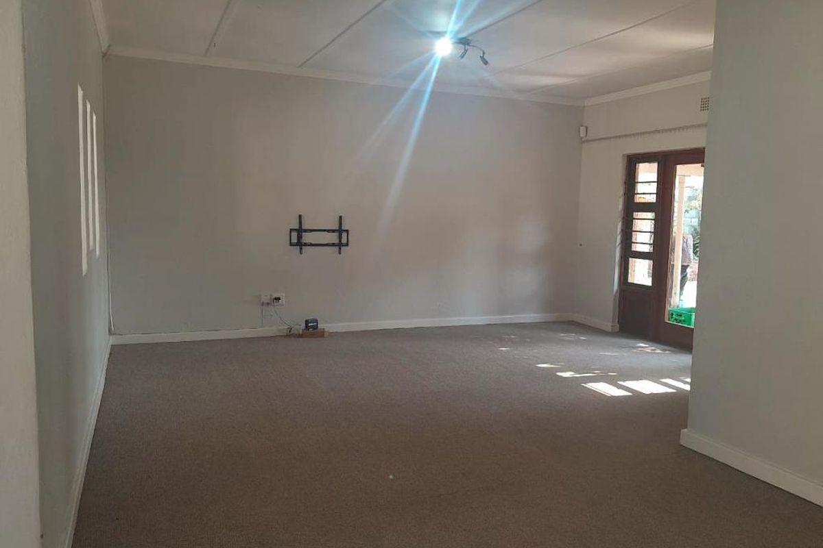 Spacious 3 Bedroom House in Harewood Drive, Nahoon - Photo 5