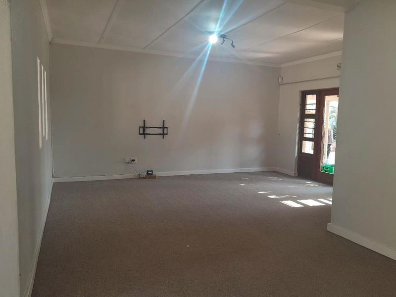 Spacious 3 Bedroom House in Harewood Drive, Nahoon - Photo 5