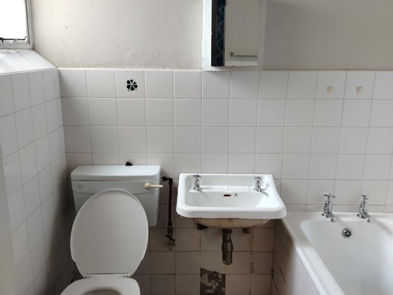 Flat 1, Selwyn Court- Flats  - Photo 7