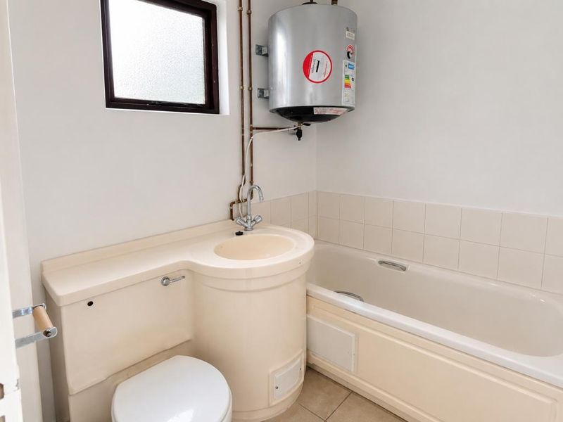Bright two-bedroom flat in Sohco Village, Amalinda - Photo 10