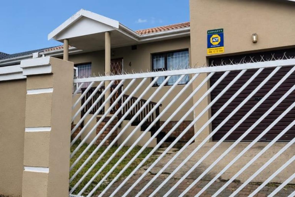 Spacious 3 Bedroom House in Dante Street, Haven Hills |On sales market |Single Garage - Photo 2