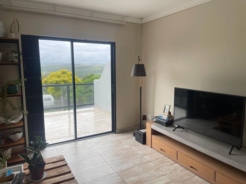 Spacious 3-Bedroom Family Home with Deck & Entertainment Area in Panorama Place, Gonubie - Photo 3