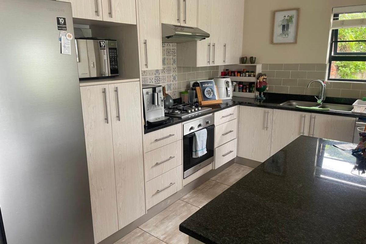 Spacious 3-Bedroom Family Home with Deck & Entertainment Area in Panorama Place, Gonubie - Photo 5