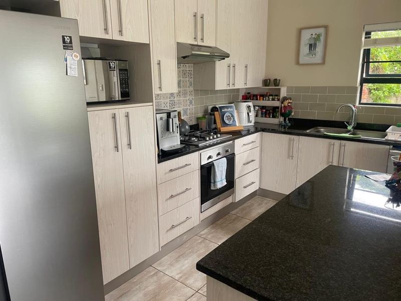 Spacious 3-Bedroom Family Home with Deck & Entertainment Area in Panorama Place, Gonubie - Photo 5