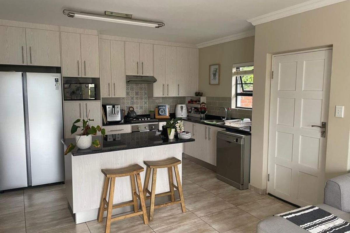 Spacious 3-Bedroom Family Home with Deck & Entertainment Area in Panorama Place, Gonubie - Photo 4