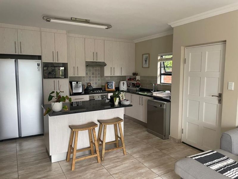 Spacious 3-Bedroom Family Home with Deck & Entertainment Area in Panorama Place, Gonubie - Photo 4