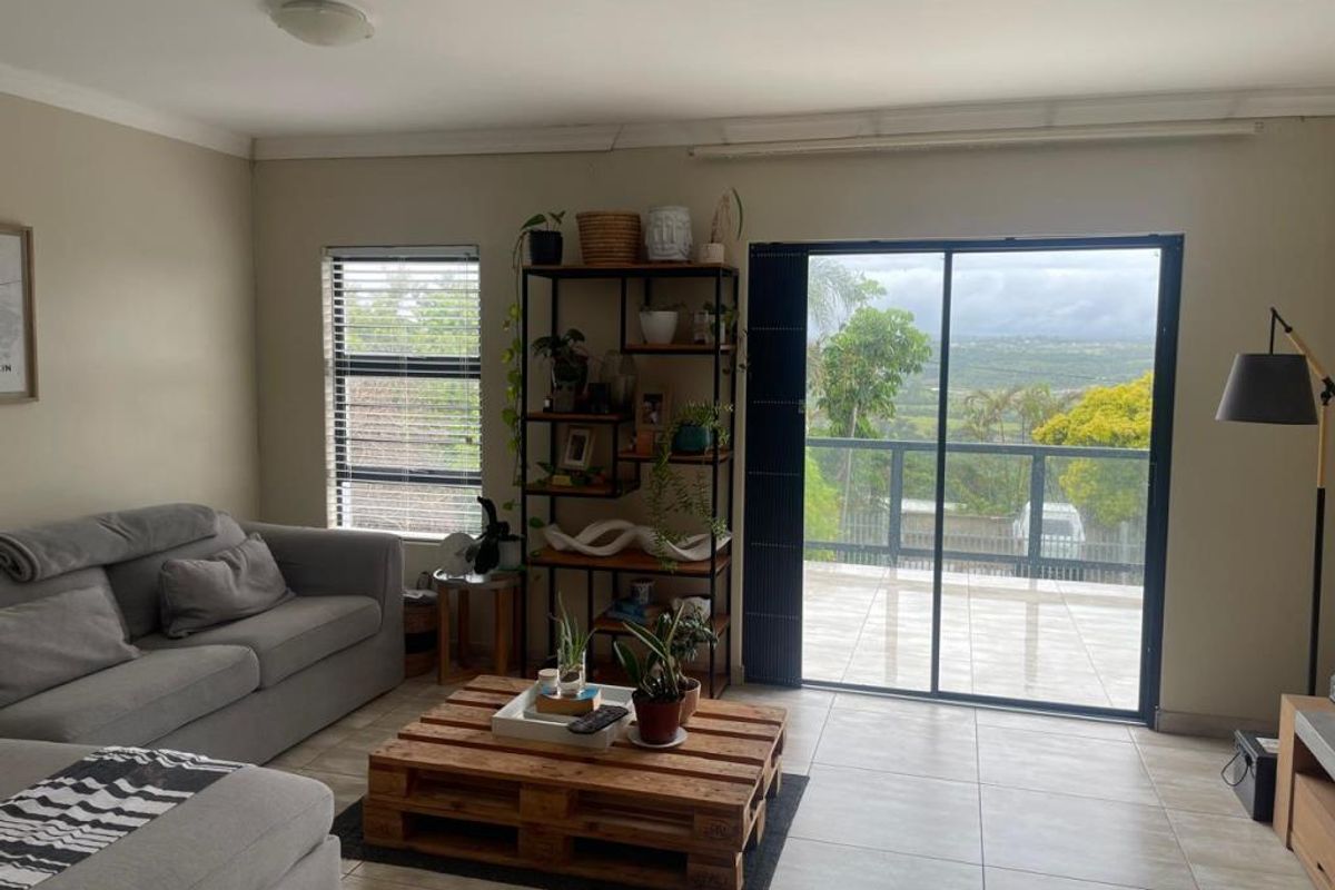 Spacious 3-Bedroom Family Home with Deck & Entertainment Area in Panorama Place, Gonubie - Photo 2