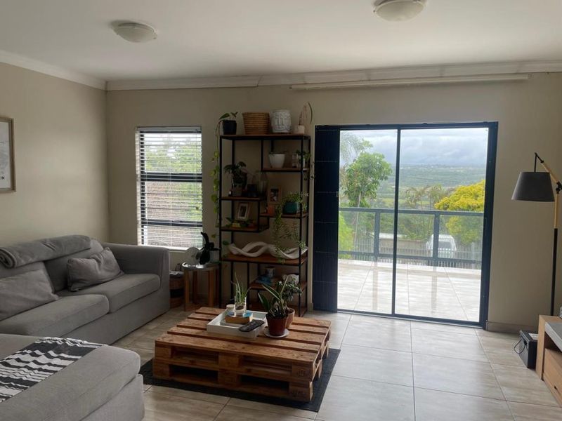 Spacious 3-Bedroom Family Home with Deck & Entertainment Area in Panorama Place, Gonubie - Photo 2