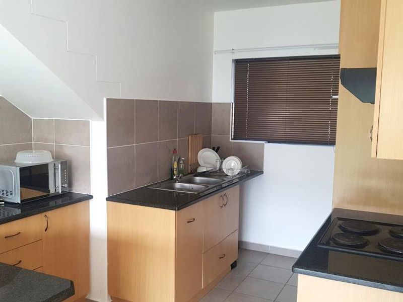Well-maintained two-bedroom flat in Arum Sands, Gonubie - Photo 3