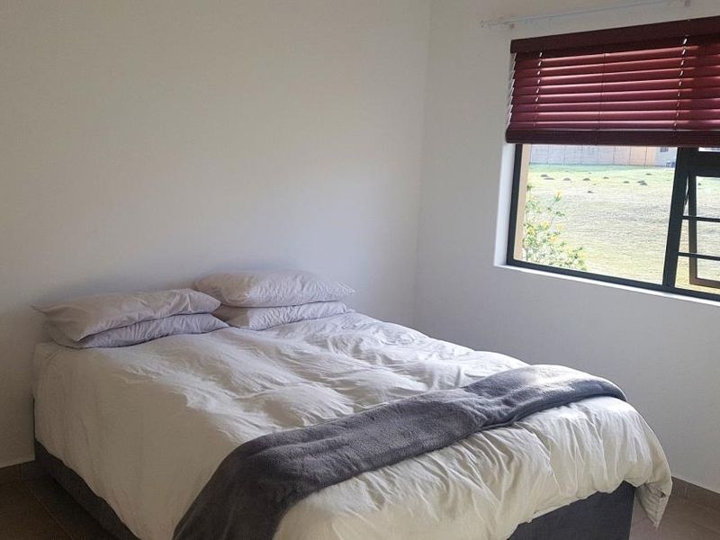 Well-maintained two-bedroom flat in Arum Sands, Gonubie - Photo 4