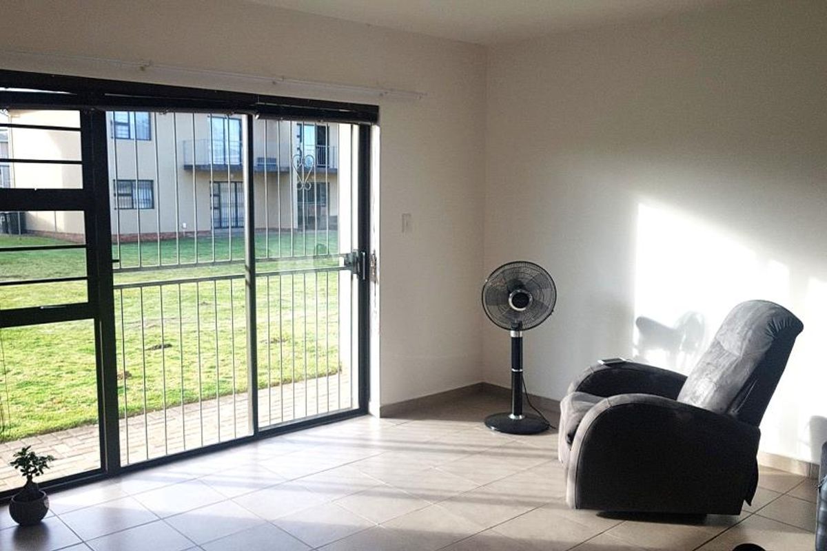 Well-maintained two-bedroom flat in Arum Sands, Gonubie - Photo 2