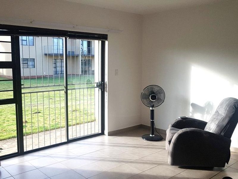 Well-maintained two-bedroom flat in Arum Sands, Gonubie - Photo 2