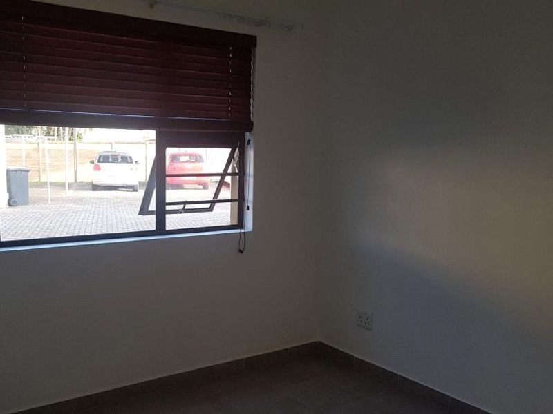 Well-maintained two-bedroom flat in Arum Sands, Gonubie - Photo 6