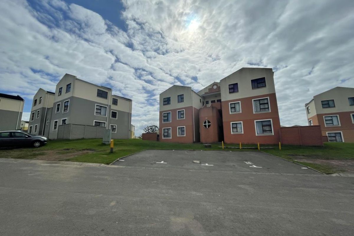 Secure three-bedrrom flats in Sohco Village, Amalinda - Photo 2