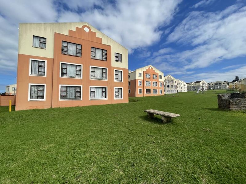 Newly-available one-bedroom flats in Sohco Village, Amalinda - Photo 4