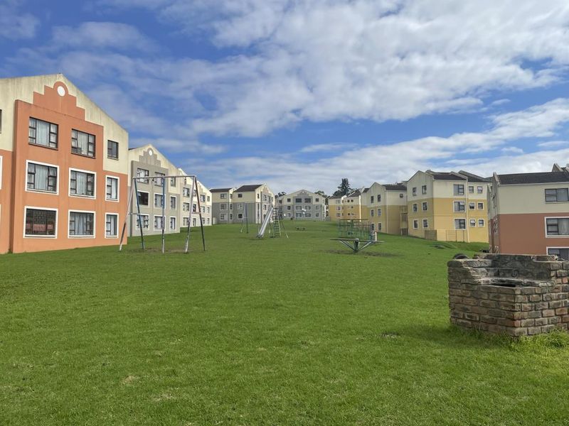 Newly-available one-bedroom flats in Sohco Village, Amalinda - Photo 9