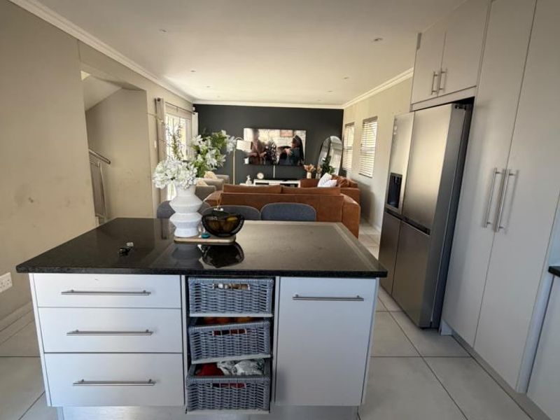 Well-maintained three-bedroom townhouse in Phezula Views, Nahoon Valley Park - Photo 8