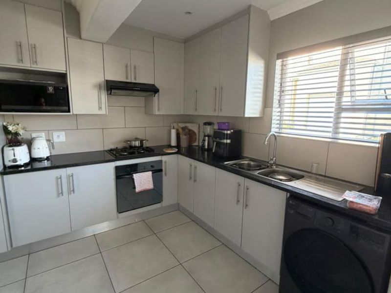 Well-maintained three-bedroom townhouse in Phezula Views, Nahoon Valley Park - Photo 7