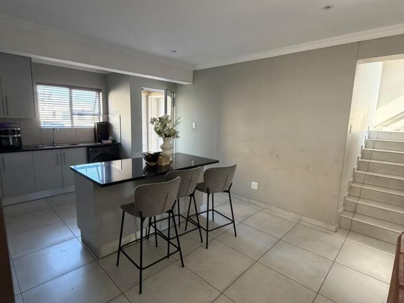 Well-maintained three-bedroom townhouse in Phezula Views, Nahoon Valley Park - Photo 5