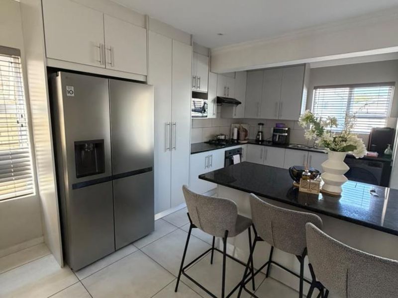 Well-maintained three-bedroom townhouse in Phezula Views, Nahoon Valley Park - Photo 6