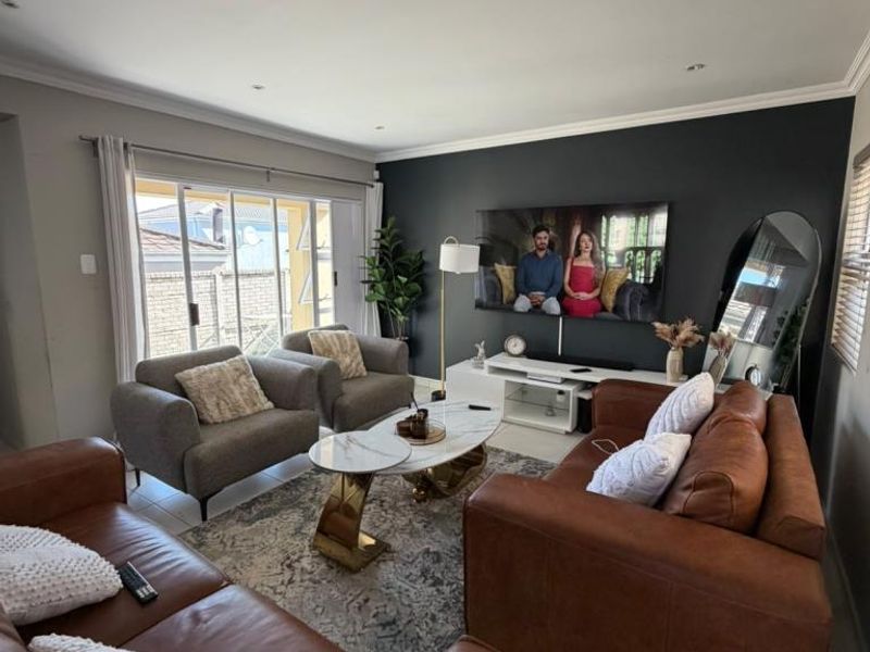 Well-maintained three-bedroom townhouse in Phezula Views, Nahoon Valley Park - Photo 4