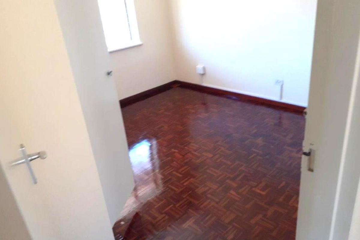 Large three bedroom on the popular suburb of the Bluff in Durban  - Photo 5