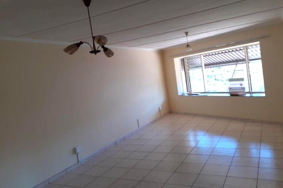 Large three bedroom on the popular suburb of the Bluff in Durban  - Photo 2