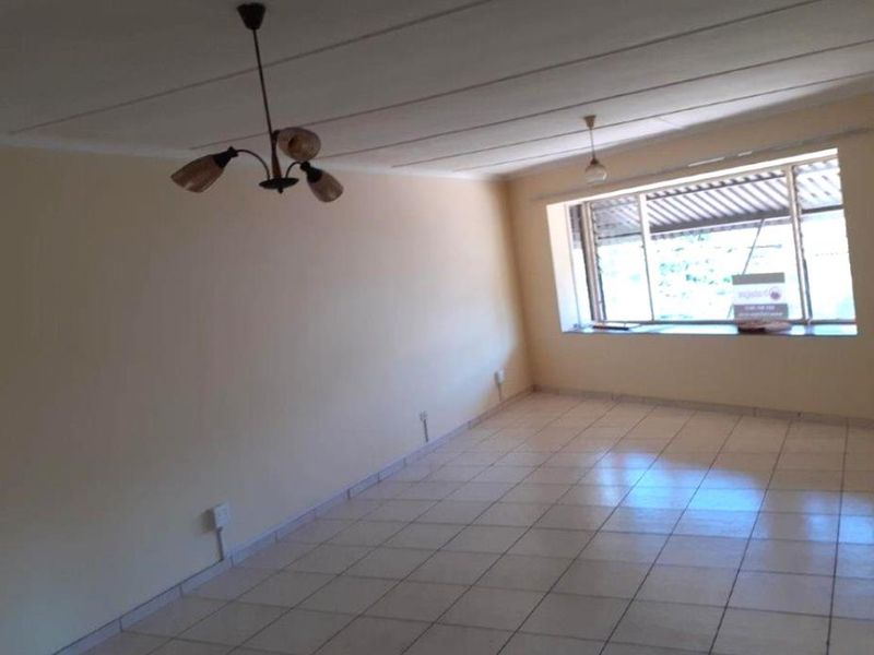 Large three bedroom on the popular suburb of the Bluff in Durban  - Photo 2