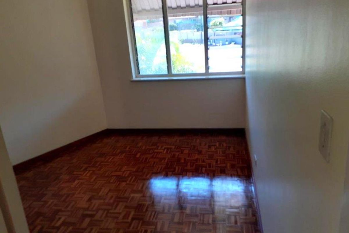 Large three bedroom on the popular suburb of the Bluff in Durban  - Photo 3